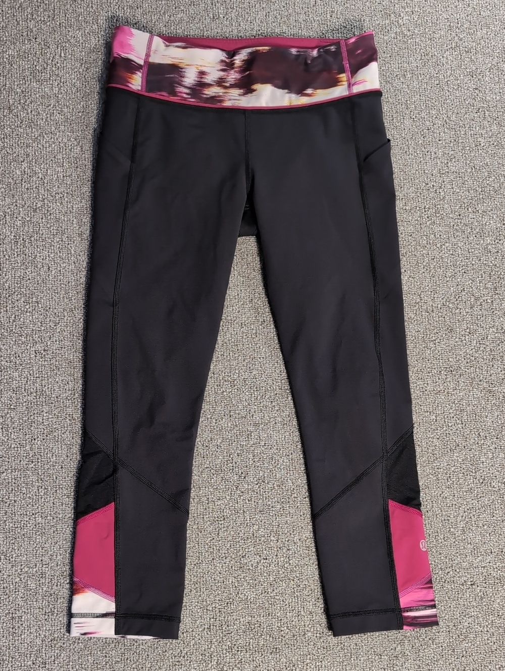 Lululemon Pace Rival Crop Size 6 in Black/Pigment Wind Berry Rumble Multi